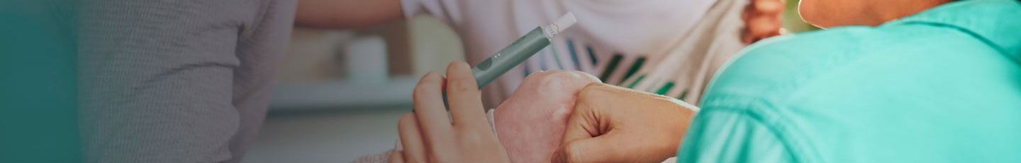 جهاز IQOS يحمله شخص وهاتف ذكي يحمله شخص آخر.